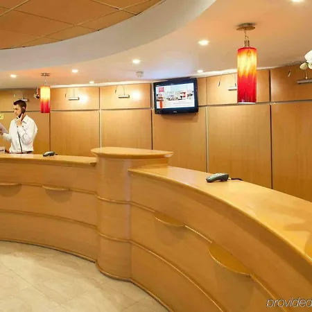 利兹中心马尔堡街宜必思酒店 利兹